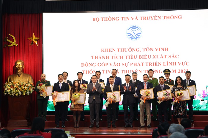 Công ty TNHH Đầu tư phát triển Công nghệ điện tử tự động hóa DKS là một trong 15 đơn vị và cá nhân được trao tặng Bằng khen của Bộ trưởng Bộ TT&TT vì đã có những thành tích tiêu biểu xuất sắc, đóng góp cho sự phát triển của ngành TT&TT