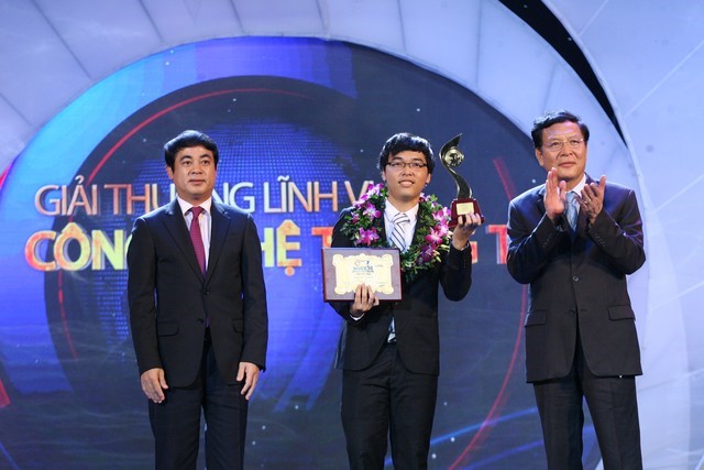 Lê Yên Thanh đại diện nhóm tác giải nhận giải Nhì Nhân tài Đất Việt 2015 cho sản phẩm BusMap