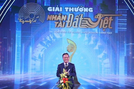 Ông Tô Dũng Thái - Chủ tịch Hội đồng Thành viên Tập đoàn VNPT công bố Giải thưởng cao nhất lĩnh vực Công nghệ số tại Lễ trao giải NTĐV 2023