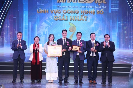 Thủ tướng Chính phủ Phạm Minh Chính, GS.TS Nguyễn Thị Doan Chủ tịch Hội Khuyến học Việt Nam, ông Tô Dũng Thái - Chủ tịch HĐTV Tập đoàn VNPT trao giải Nhất lĩnh vực Công nghệ số NTĐV 2023