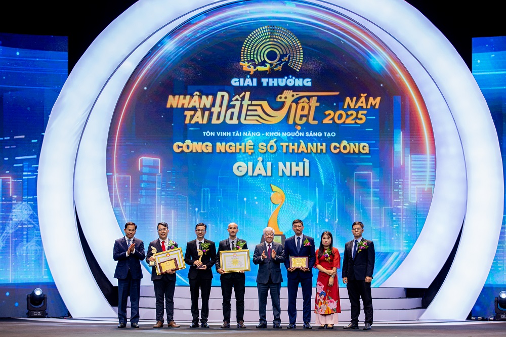 Nền tảng máy tính AIoT xử lý tại biên KIMQ - nhóm tác giả công ty Cổ phần HSPTek (bìa trái) và Hệ sinh thái thiết bị đầu cuối mạng viễn thông thế hệ mới XGS-PON Wi-Fi7 - Nhóm tác giả Công ty Cổ phần Công nghệ Công nghiệp Bưu chính Viễn thông (bìa phải) nhận giải Nhì lĩnh vực Công nghệ số Thành công.