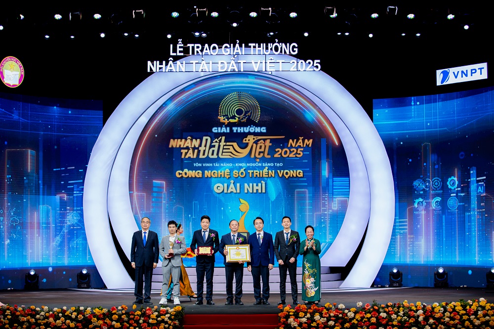 Giải Nhì Nhân tài Đất Việt lĩnh vực công nghệ số Triển vọng gọi tên Hệ thống CSDL Viễn thám đa mục tiêu - VNPT iSAT - nhóm tác giả Công ty Công nghệ Thông tin VNPT