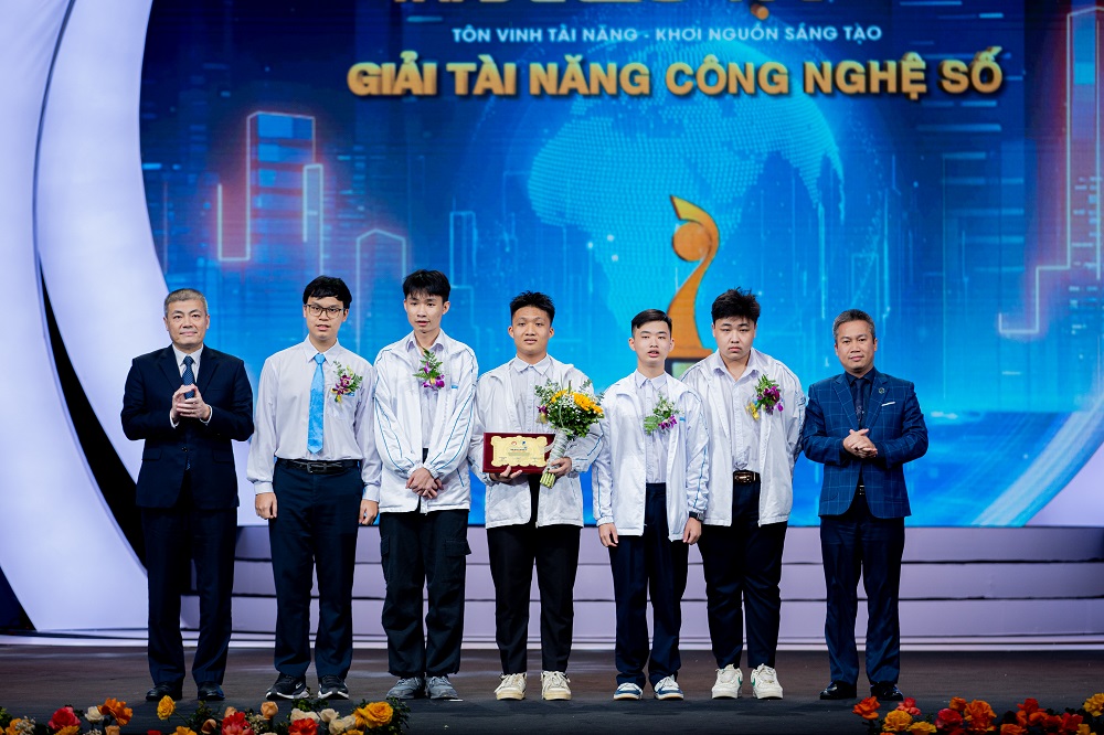 Nhóm học sinh Trường THPT chuyên Khoa học Tự nhiên nhận giải Tài năng Công nghệ Số